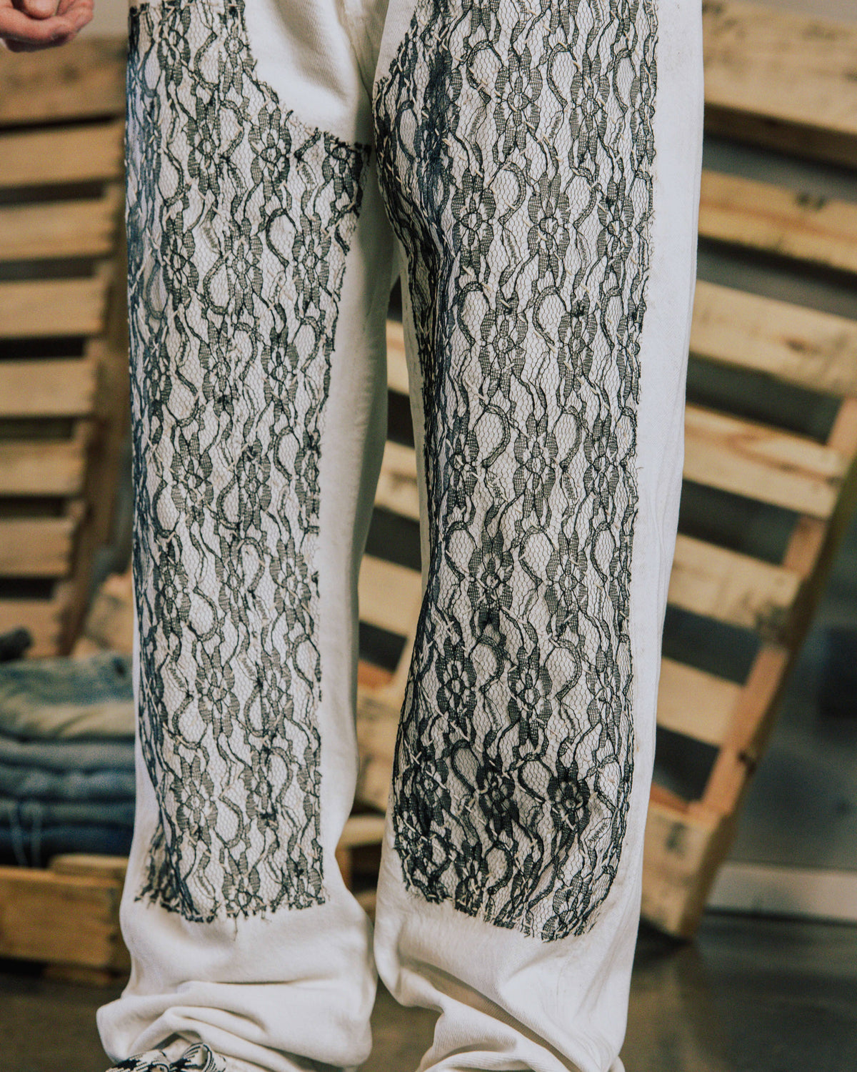 COMMONS LACE HAND STITCHED DOUBLE KNEE PANT WHITE (R42)