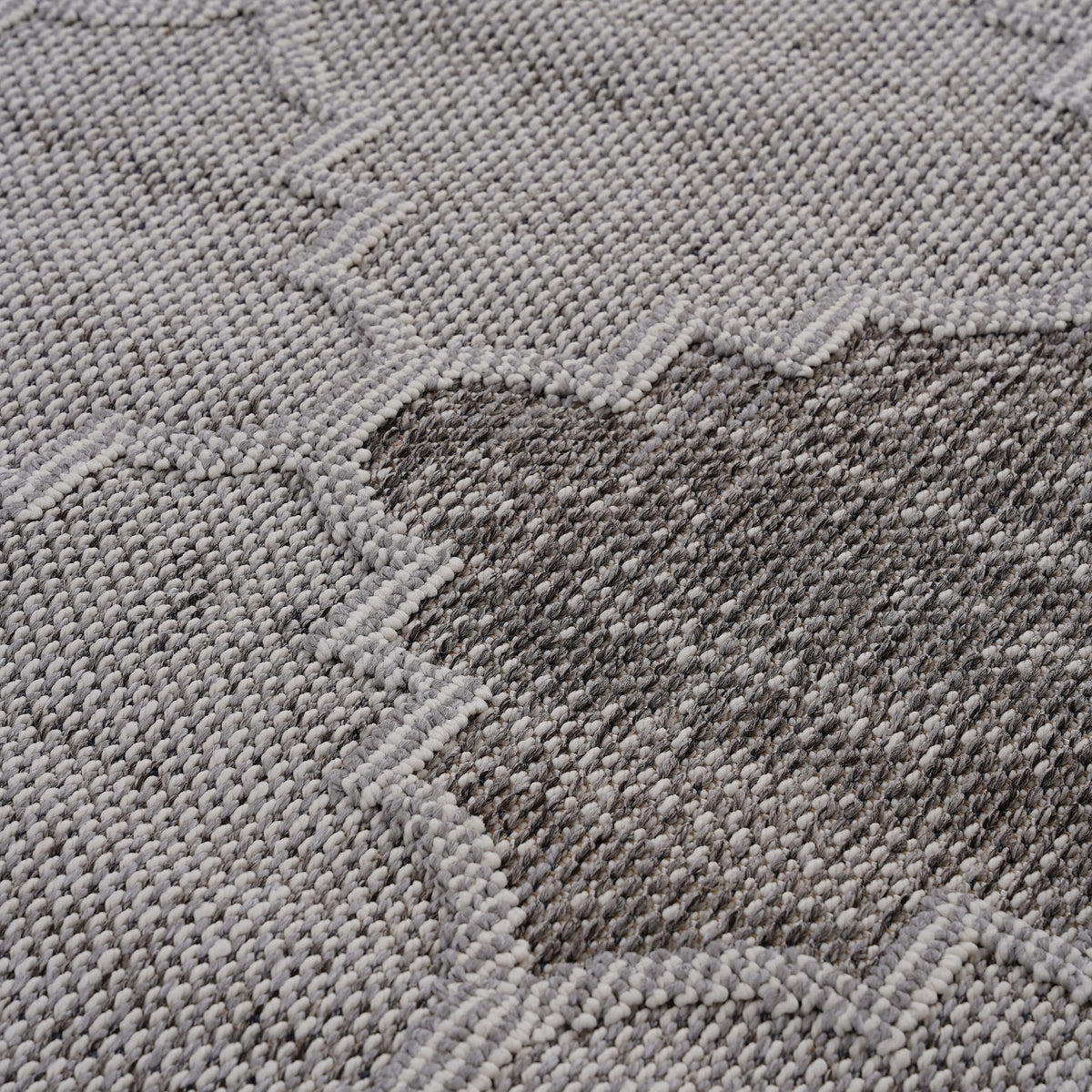 NAAR Guros Collection 6X9 White / Grey / Trellis Indoor / Outdoor Area Rug