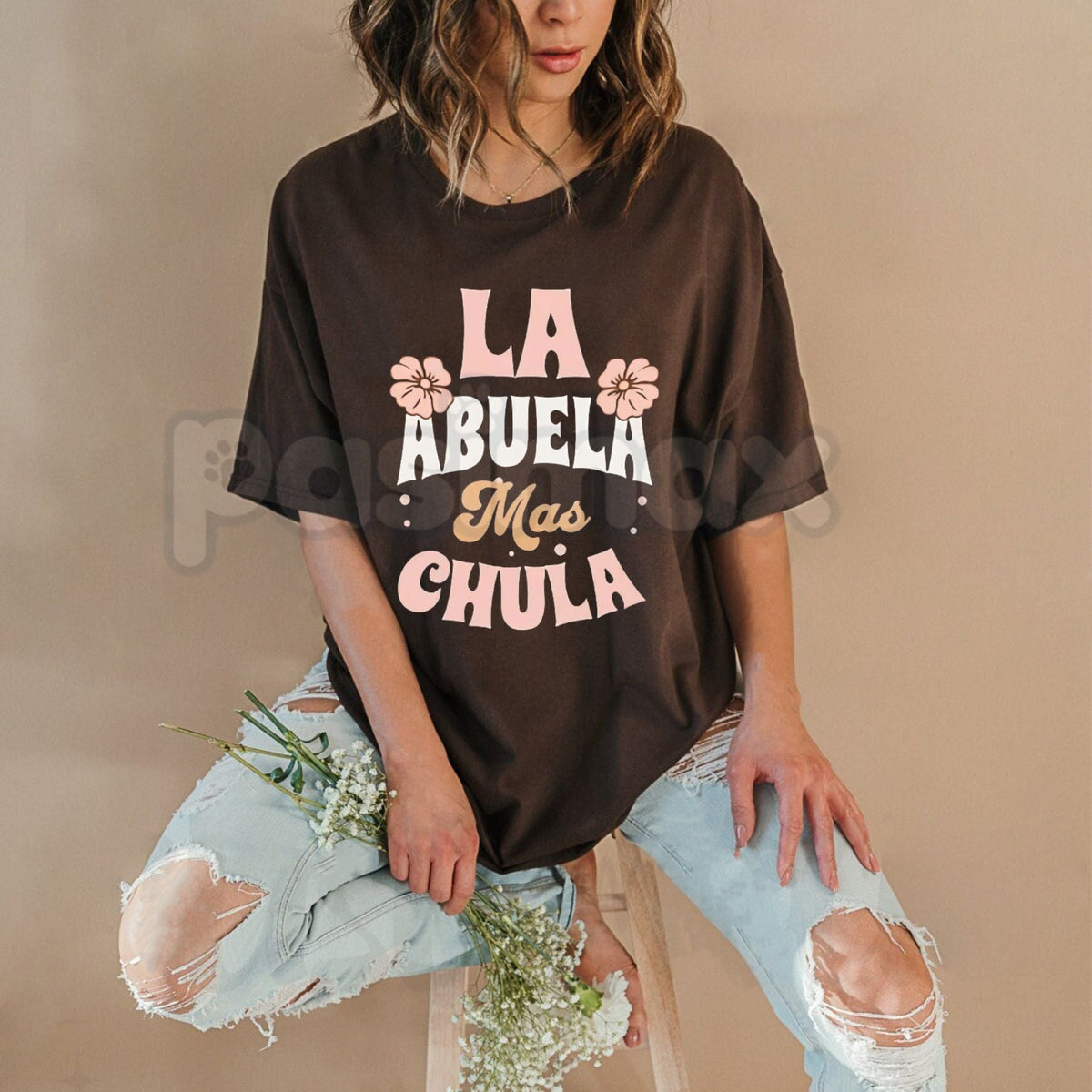 "La Abuela Más Chula" Spanish Graphic Tee – Premium 100% Cotton Grandmother Gift, Cute Floral Abuela Portrait Shirt, Soft Lived-In Heavyweight Latina Fashion, Made in USA