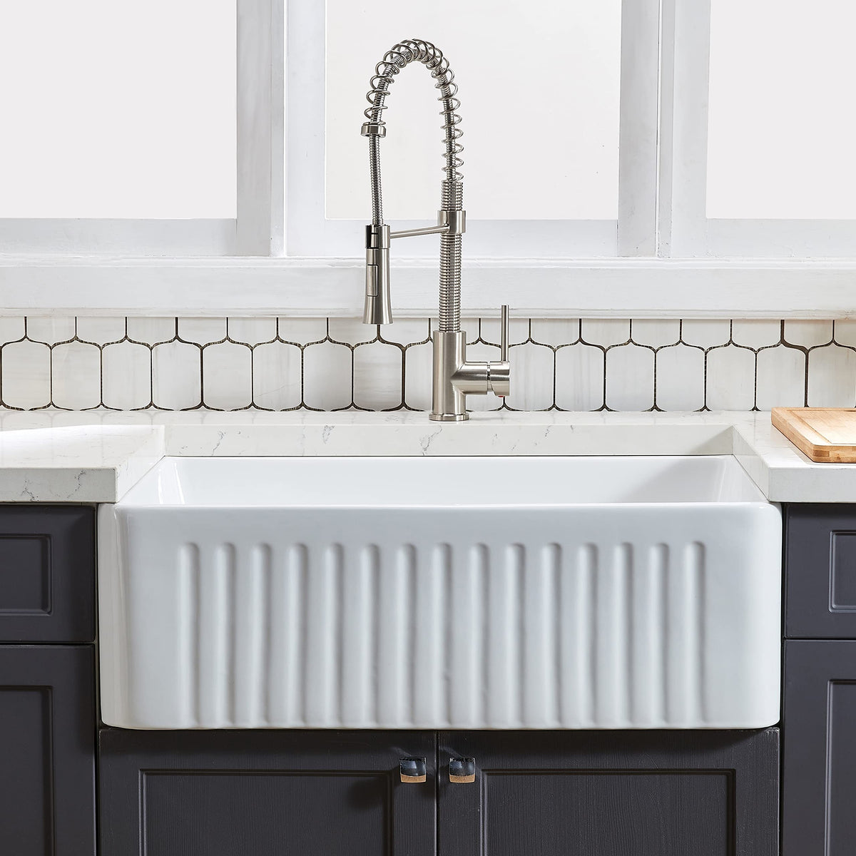 Fireclay 33' L X 20' W Farmhouse Kitchen Sink with Grid and Strainer