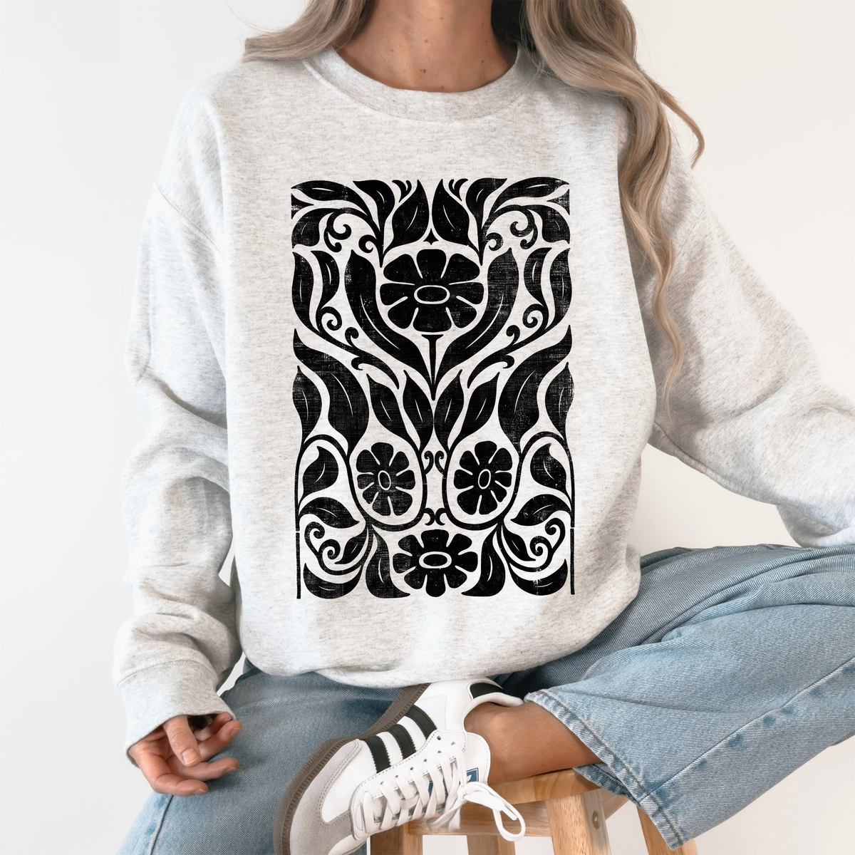 Big Bloom Daisy Flower Vintage Boho Nature Inspired Bold Floral Pattern Sweatshirt