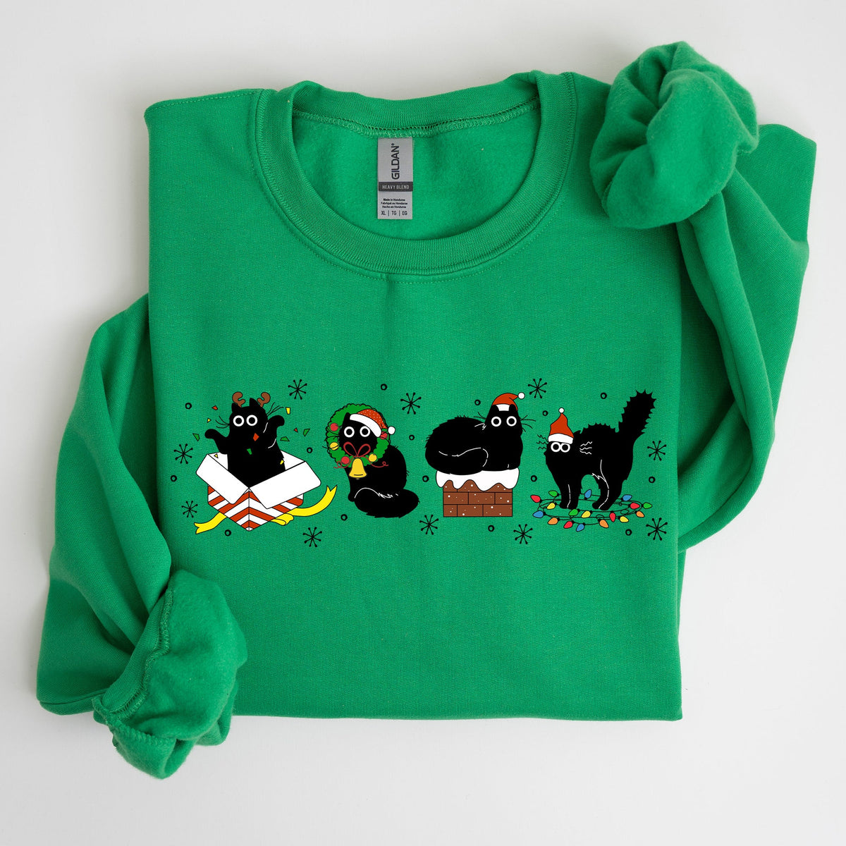Funny Christmas Cats Santa Xmas Cozy Whimsical Cat Scene For Holiday Cheer Sweatshirt
