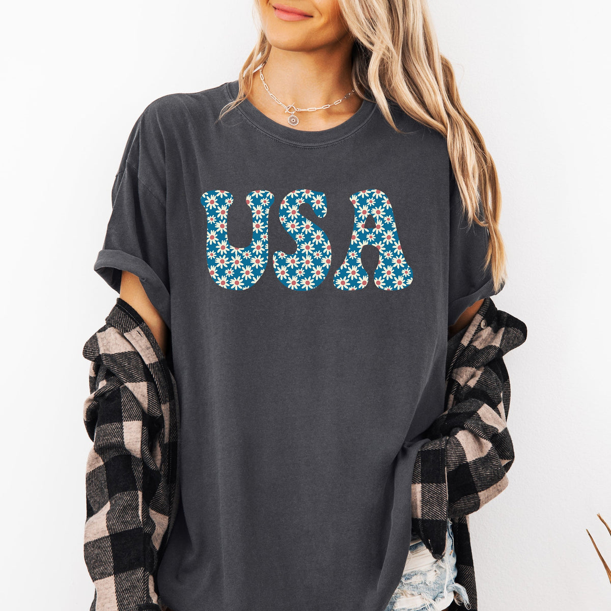USA Retro Daisies Patriotic America 4th of July Floral Celebration Design Comfort Colors Tee