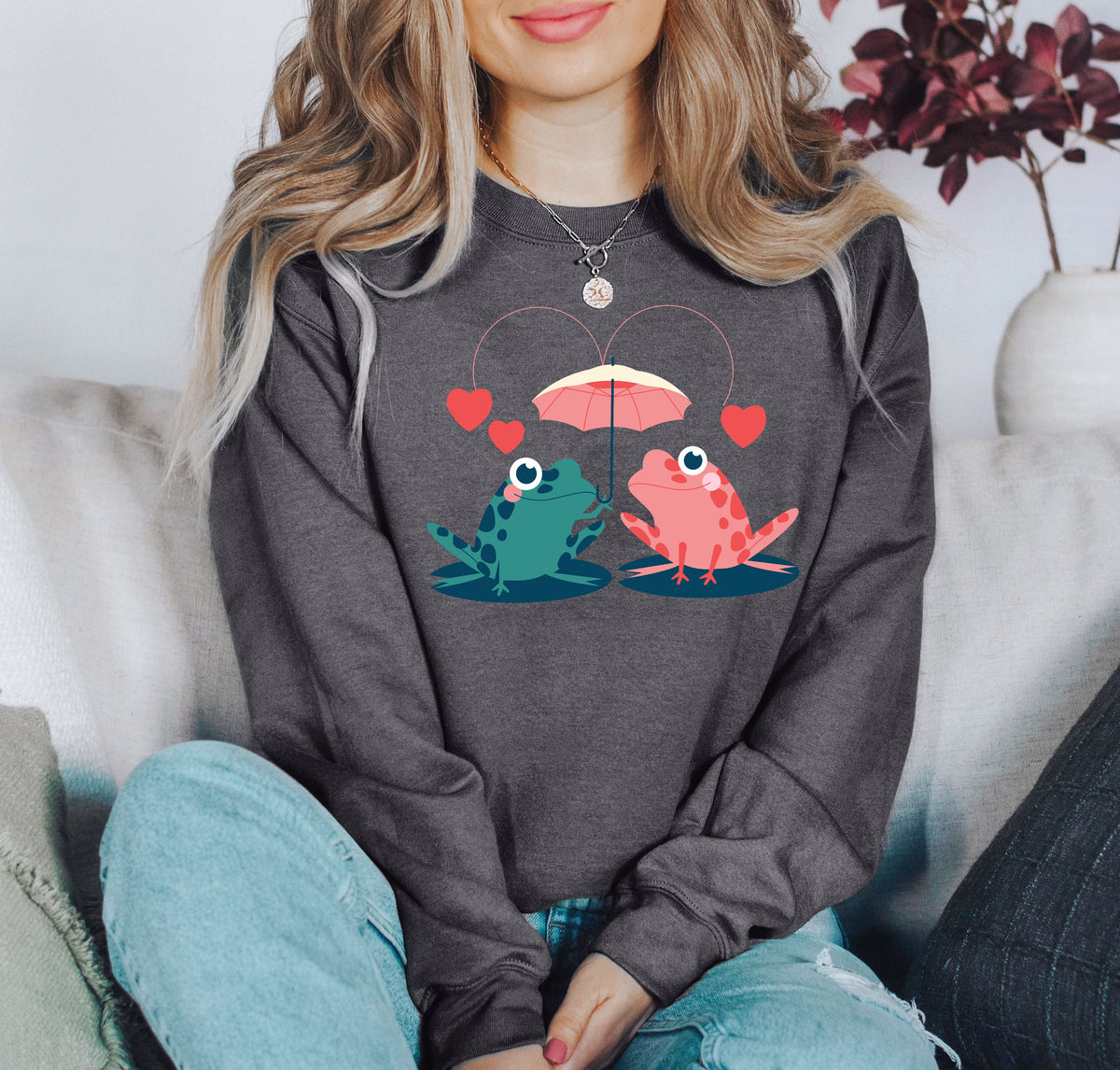 Retro Lover Frogs Vintage Valentine's Day Nostalgic Whimsy Print For Cozy Everyday Comfort Sweatshirt