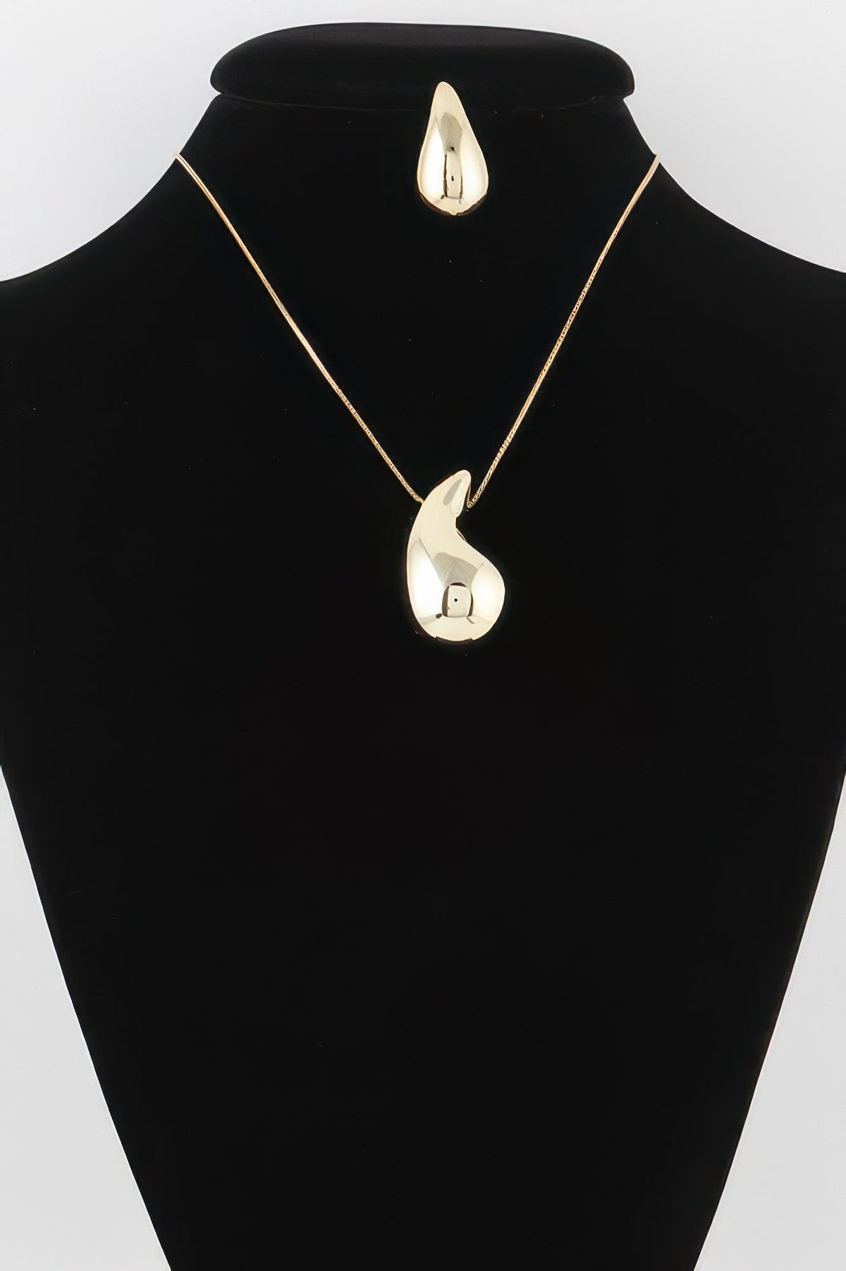 Shiny Teardrop Necklace Set