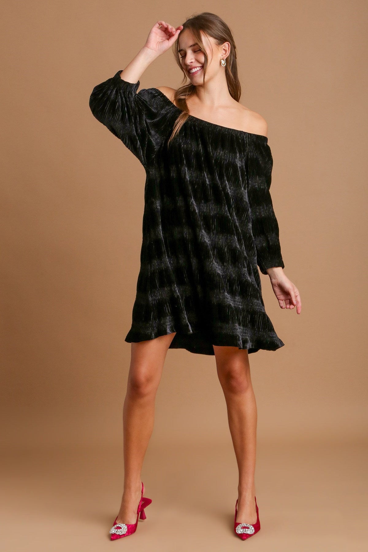 Off-Shoulder Balloon Sleeve Velvet Mini Dress – Glamorous Off-Shoulder Design, Playful Balloon Sleeves, Luxurious Velvet Fabric, Elegant & Sexy Mini Dress for Parties and Date Nights