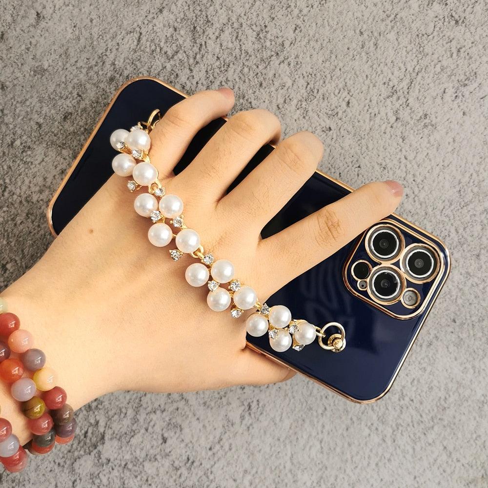 Beautiful White Pearl Chain Gold Color Plating Straight Edge Phone Case for iPhone 13 11 12 Pro Max Case for iPhone X XS MAX XR 7 8 Plus Phone Case Plating Pearl Chain Wrist Bracelet Cover