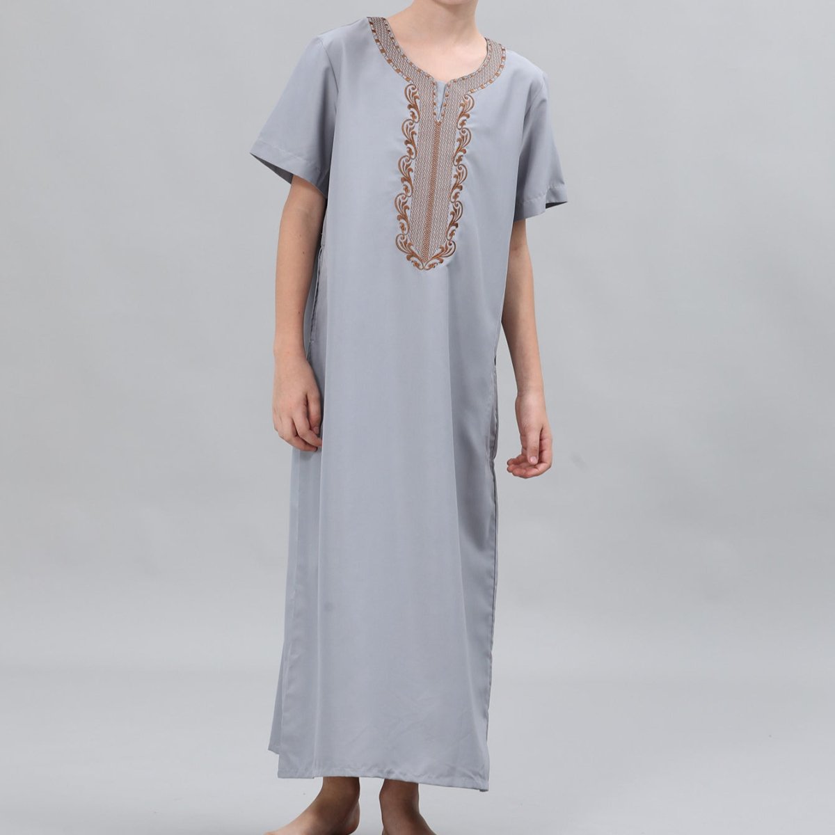 Boys' Embroidered Thobe with Side Pockets(MKB035)