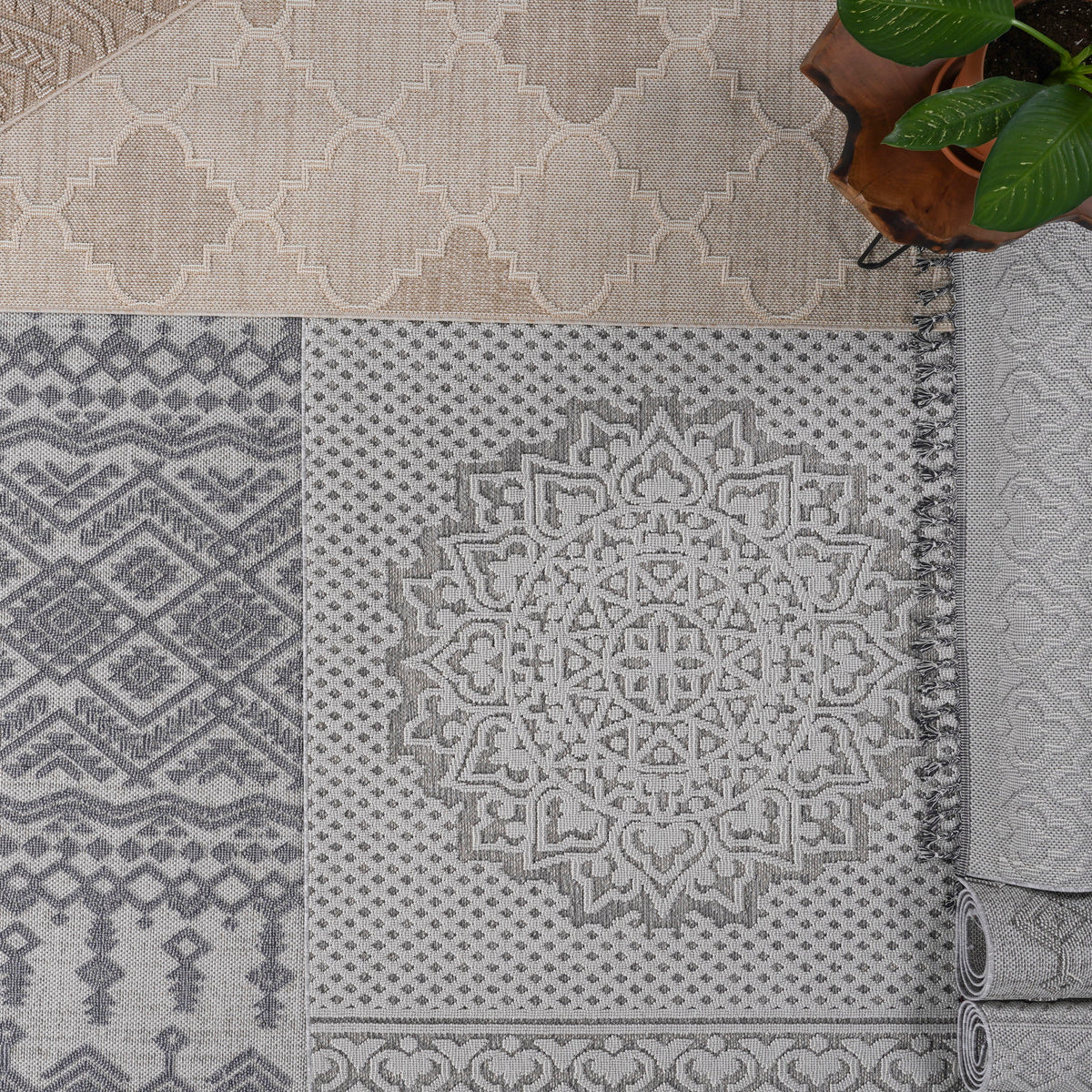 NAAR Guros Collection 4X6 White / Geometric Indoor / Outdoor Area Rug