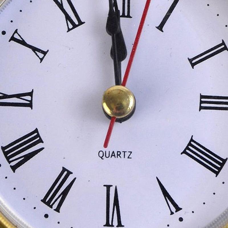 High Quality Vintage Black Metal Art Table Clock Metal Retro Silent Non-Ticking Battery Control Classic Roman dial Small Table Clock for Bedrooms