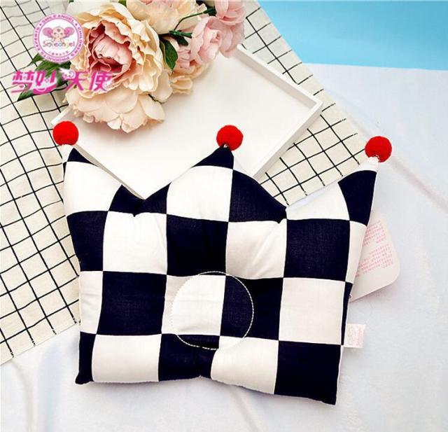 Newborn Baby Shaping Pillow Cute Crown Shape Backrest Cushion Anti-head Correction Bed Neck Support Pillows Baby Pillow Baby Bedding Air Mesh Organic Cotton Soft Baby Pillow Newborn Anti Flat Head Syndrome for Crib Cot Baby Pillow