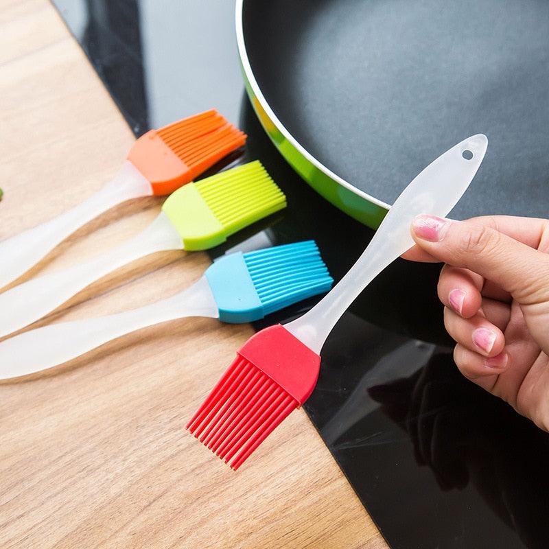 Silicone Basting Brush Pastry Barbecue Oil Brushes Baking Bakeware Bread BBQ Brush for Kitchen Cooking Random Color Silicone Oil Brush and Spatula Cake Bake Barbeque Pastry Brushes Heat Resistant BBQ Accessories