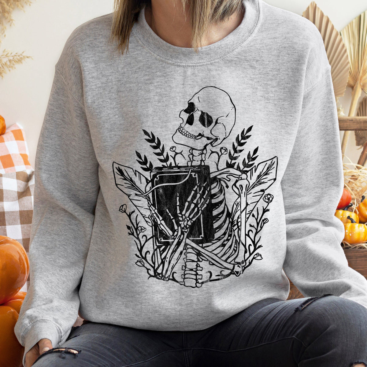 Reading Skeleton Vintage Halloween For Spooky Season Fans And Halloween Lovers Sweatshirt